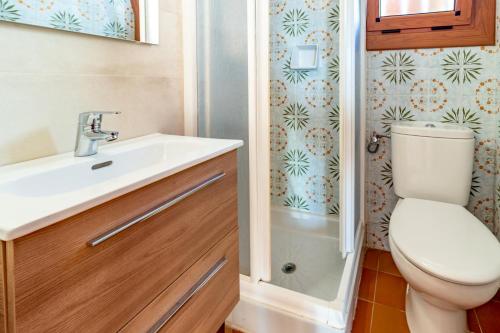 ein Badezimmer mit Toilette, Waschbecken und Dusche in der Unterkunft Sant Carles 23 - apartamento con vistas al mar in Girona