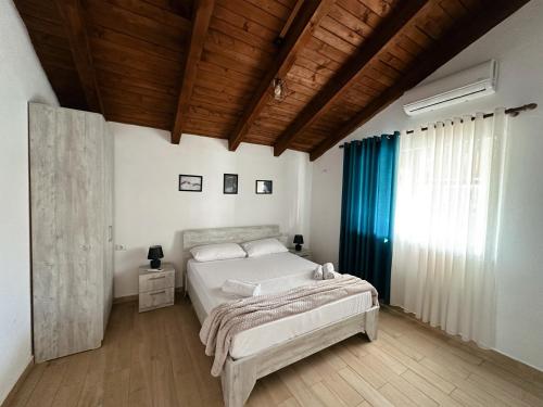 Giường trong phòng chung tại Js House Shkoder 1