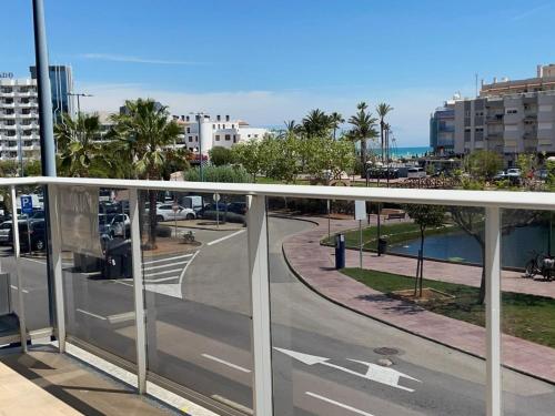 Apartamento con vistas al mar, tres dormitorios y plaza de parking gratis