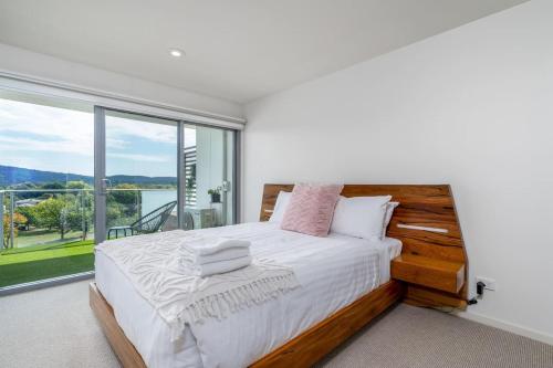 堪培拉Impeccable Apt in the Heart of Canberra - Hosted by CanStay的一间带床和大窗户的卧室