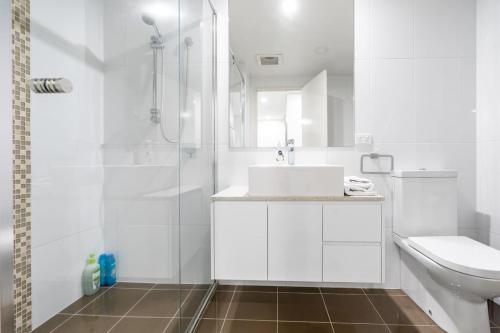 堪培拉Impeccable Apt in the Heart of Canberra - Hosted by CanStay的带水槽和淋浴的白色浴室
