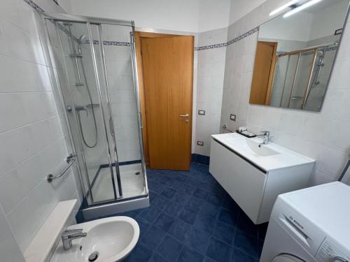 a bathroom with a sink and a shower and a toilet at La Fossola 25 - vicino al Bernina Express in Tirano