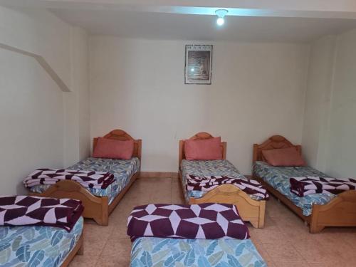 um quarto com três camas num quarto em Auberges Des Jeunes Casablanca em Casablanca