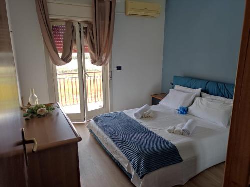 1 dormitorio con 1 cama con 2 toallas en Stella Marina, en Giardini Naxos