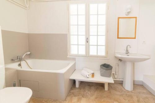 une salle de bain avec une baignoire, un lavabo et des toilettes dans l'établissement Appartement de Charme - Hypercentre - WIFI Gratuit, à Avignon