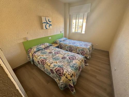 une chambre avec deux lits et une fenêtre dans l'établissement Retiro Park II - Serviden, à Dénia