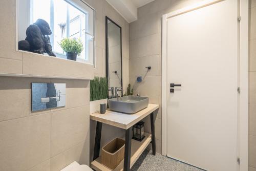 Stylish Studio: Acropolis View in Monastiraki Sq.