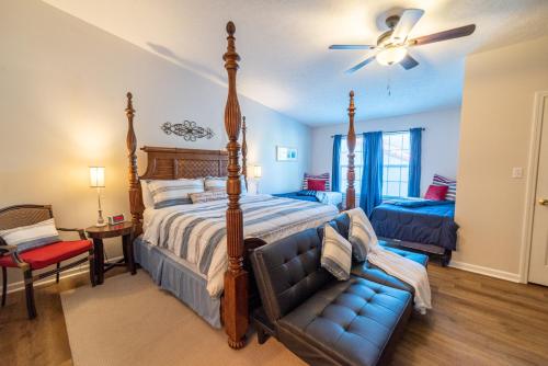 巴拿馬市海灘的住宿－Gulf Highlands-Flip Flop Inn，一间卧室配有一张大床和一张沙发