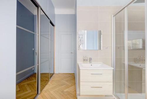 une salle de bain avec un lavabo et une douche en verre dans l'établissement Le Palais Beausite - Palais à Cannes, à Cannes