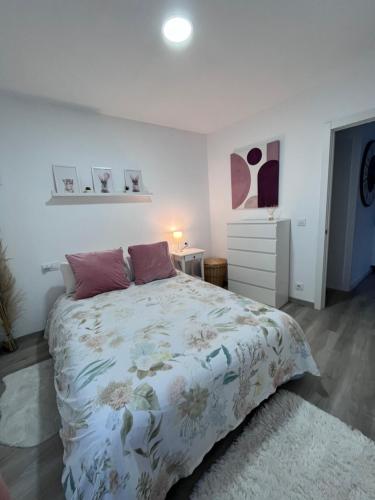 1 dormitorio con 1 cama grande y vestidor en Apartamento cerca aeropuerto, en Pontevedra