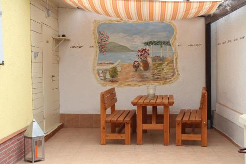 ein Zimmer mit zwei Stühlen und einem Gemälde an der Wand in der Unterkunft Ferienhaus Wingarda in Weingarten