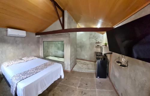 Postel nebo postele na pokoji v ubytování Chalé 05 com hidro e cozinha no coração de Penedo