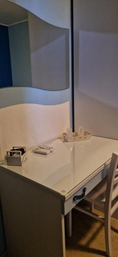 a white desk with a chair in a room at B&B Casa Mia in Alghero
