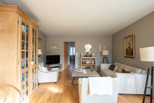 sala de estar con sofá y mesa en Maison De Charme En Bourgogne en Saint-Gengoux-le-National