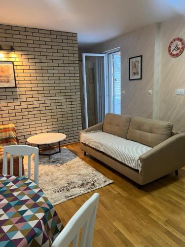 een woonkamer met een bank en een tafel bij Apartman Trklja in Kotor