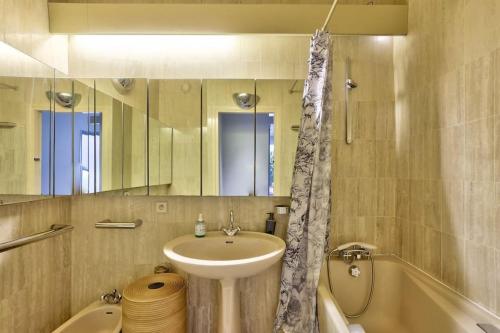 y baño con lavabo, aseo y bañera. en Appartement grand luxe 180m2, en Neuilly-sur-Seine