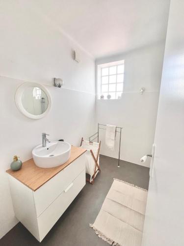 une salle de bain blanche avec un lavabo et un miroir dans l'établissement T2 - Procès - parking gratuit - WIFI, à Nantes