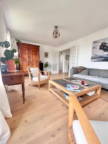 un salon avec un canapé et une table dans l'établissement T2 - Procès - parking gratuit - WIFI, à Nantes