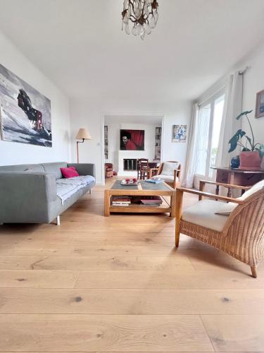 T2 - Procès - parking gratuit - WIFI