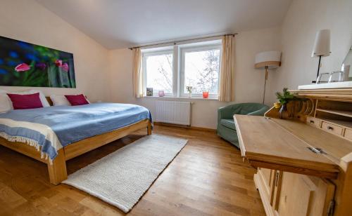a bedroom with a bed and a living room at Gästehaus am Michaelshof, im «Haus der Natur» in Neu Darchau