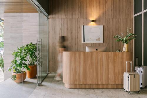 a woman walking through an office with a reception desk at Río Nazas 23 by Blueground in Mexico City
