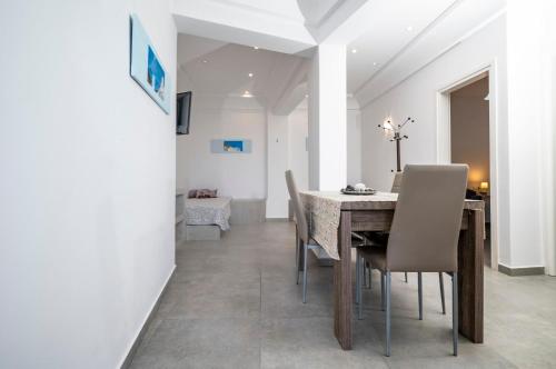 Vourvoúlos的住宿－Angel Santorini Residences，一间带桌椅的用餐室