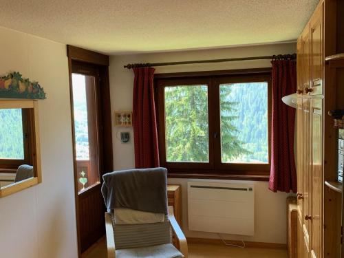 une chambre avec une chaise et deux fenêtres dans l'établissement Appartement 2 Pièces à Châtel - 4 Pers, Terrasse, 500m des Remontées, Parking, Connexion Internet - FR-1-676-61, à Châtel