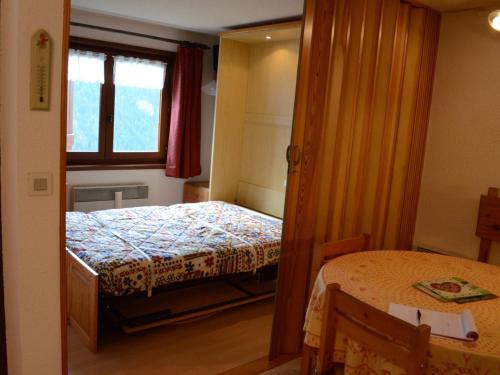 une petite chambre avec deux lits et une fenêtre dans l'établissement Appartement 2 Pièces à Châtel - 4 Pers, Terrasse, 500m des Remontées, Parking, Connexion Internet - FR-1-676-61, à Châtel