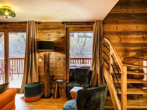 un salon avec un escalier et une chaise dans l'établissement Spacieux Appartement 4 Chambres avec Wi-Fi et Garage aux Gets - FR-1-671-252, aux Gets