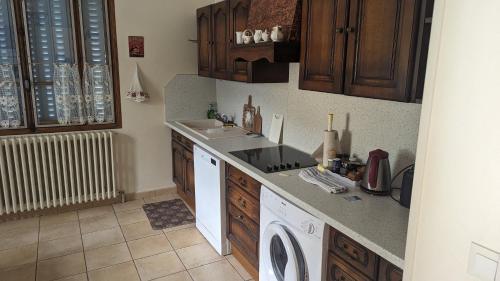 Il comprend une cuisine équipée d'un évier et d'un lave-linge/sèche-linge. dans l'établissement Appartement rochenoir, à Saint-Jean-de-Maurienne