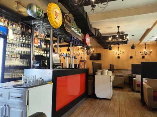 un bar dans un restaurant avec un comptoir et des boissons dans l'établissement Family House at Baku Olympic Stadium, à Baku