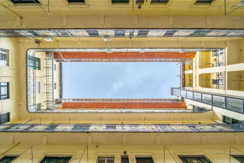 een leeg raam aan de zijkant van een gebouw bij Székely Bertalan Residence in Boedapest