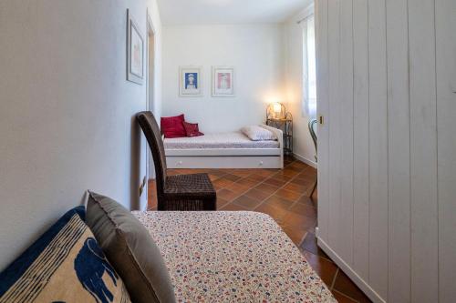 a small room with a bed and a small bedroom at La Veranda - Appartamento con giardino privato in Ghizzano