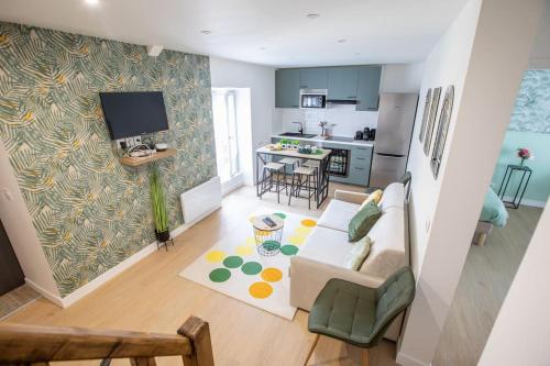 un salon avec un canapé et une cuisine dans l'établissement Duplex 3 chambres, Aéroport Paris CDG, Parc des Expositions, Parc Asterix,, à Mitry-Mory