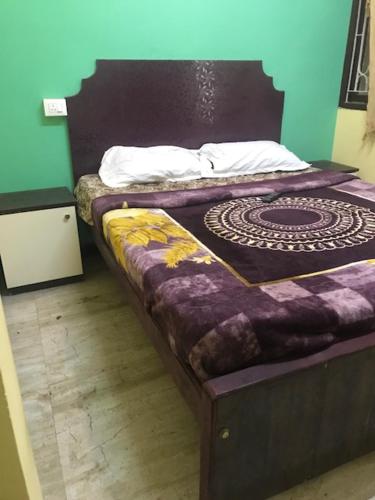 a bedroom with two beds in a room at Le Apex misty stay in Ooty