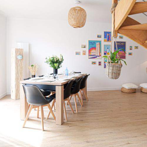 une salle à manger avec une table et des chaises dans l'établissement Belle maison rénovée avec goût proche village Vendée Globe, Les Sables 8 pers, à Les Sables-dʼOlonne