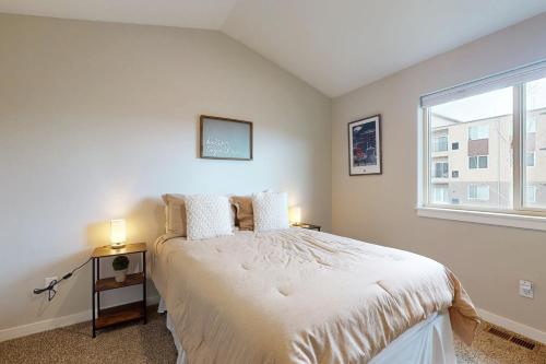 une chambre avec un lit et une fenêtre dans l'établissement Modern Gem in Gypsum, à Eagle