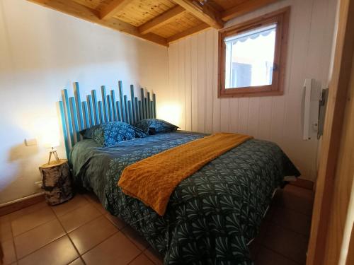 - une chambre avec un lit à tête bleue dans l'établissement Cocon familial proche télécabine, à Saint-Gervais-les-Bains