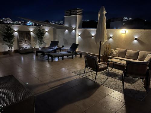 Χώρος καθιστικού στο Rooftop Oasis