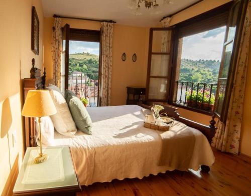 - une chambre avec un lit et une grande fenêtre dans l'établissement Chanin 2, à Pinilla de los Barruecos