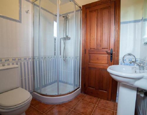 La salle de bains est pourvue d'une douche, de toilettes et d'un lavabo. dans l'établissement Chanin 2, à Pinilla de los Barruecos