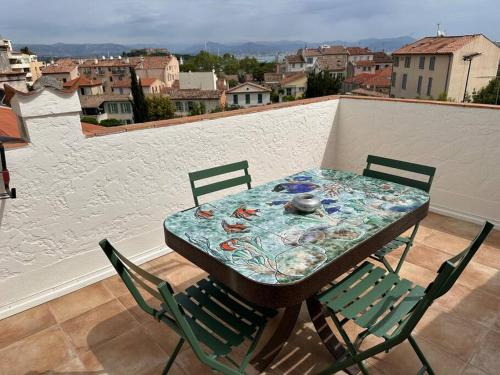 une table et des chaises sur un balcon avec vue dans l'établissement COSY STAR - Brand new flat with terrace Seaview flat AC for 4, à Antibes