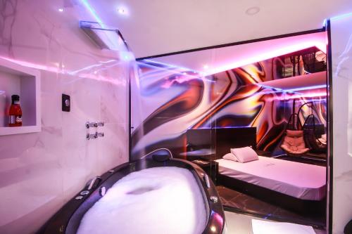 a room with a room with a bed and a mirror at Lina Motel Tatuapé in Sao Paulo