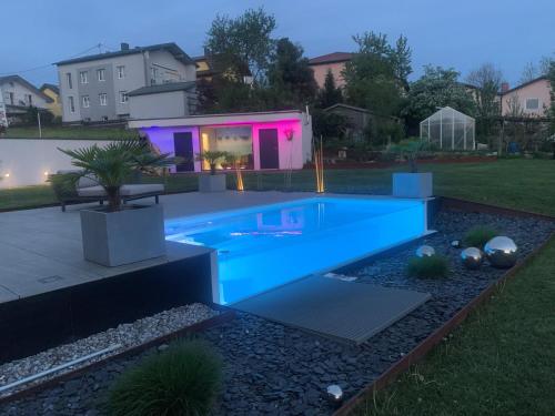 Bazén v ubytování Apartment SunBox nebo v jeho okolí