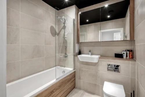 łazienka z wanną, umywalką i toaletą w obiekcie Luxury 3 bed Flat in Stratford Westfield w Londynie