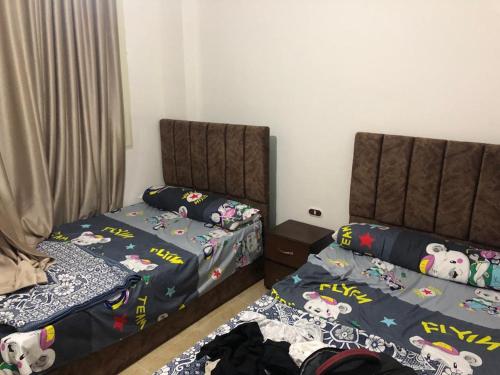 En eller flere senger på et rom på شاليه صف اول بحر - بلولاجون راس سدر