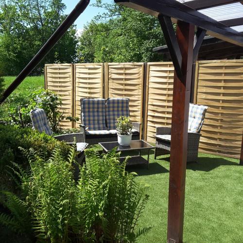 ブットヤーディンゲンにあるHeimatの庭園内のパティオ(椅子2脚、テーブル付)