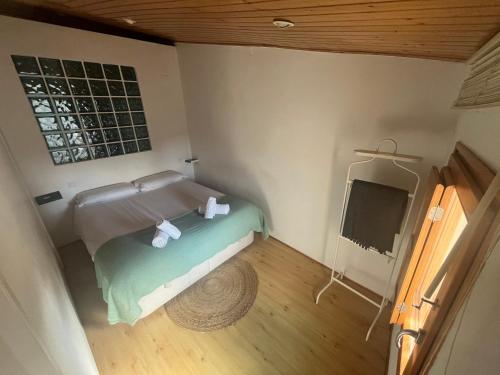 Habitación pequeña con cama y TV. en Buhardilla Con Encanto Centro Historico, en Burgos