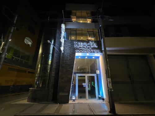 uma porta para um edifício com um sinal em Hotel Reggia em Tacna