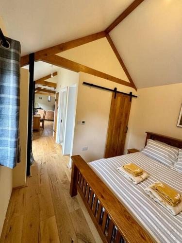 1 dormitorio con 1 cama grande en una casa en Dog friendly barn conversion in the Wye Valley en Mitchel Troy